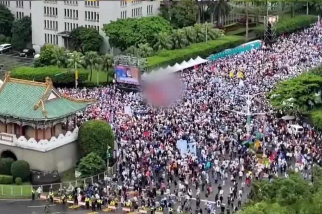 马英九说实在看不下去了千万不要自我感动，他们说的是要做台湾人，他们反对的只是赖清