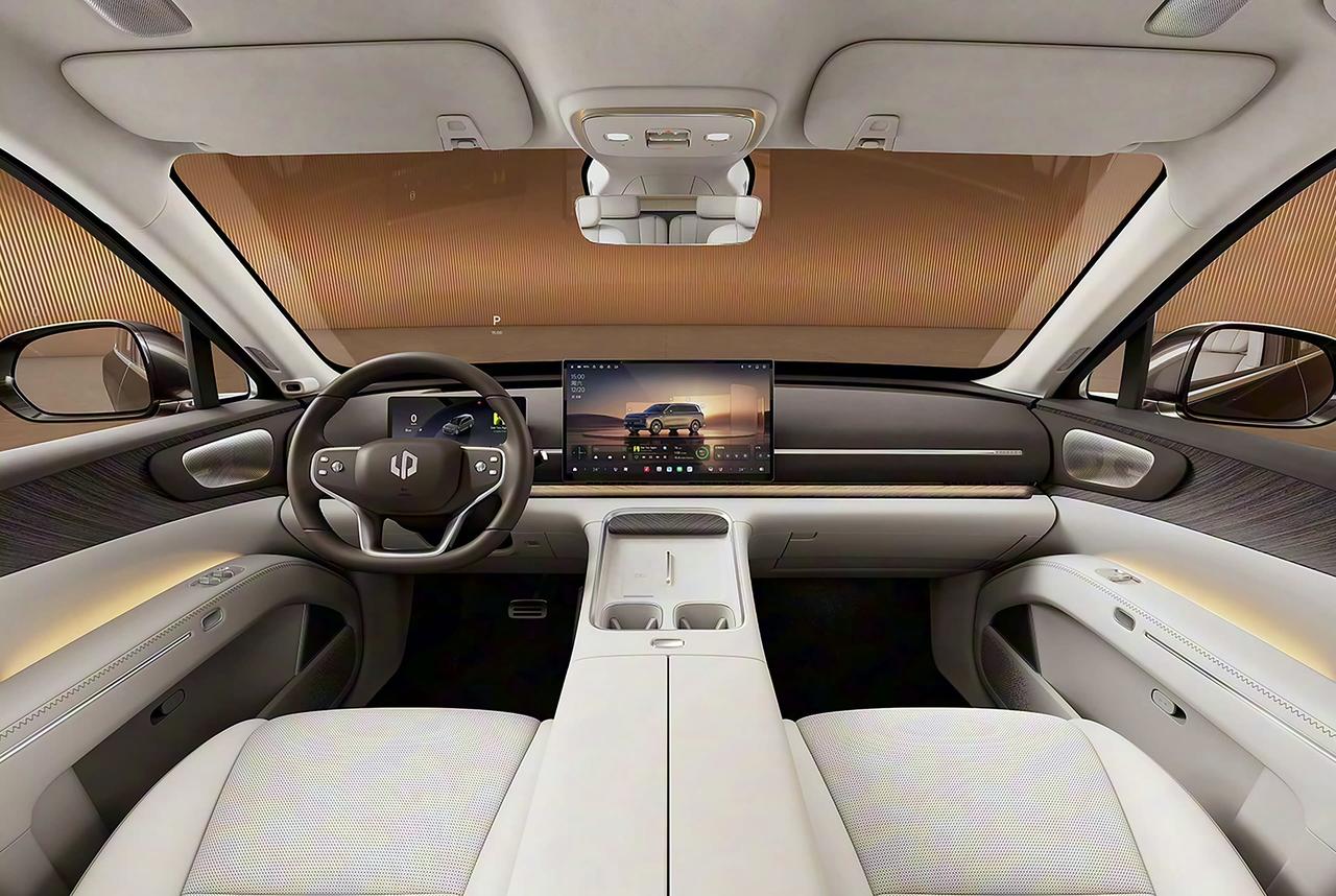 零跑D19这内饰官图一出来，简直太酷了。车内整整5块屏幕，这配置直接拉满。60英