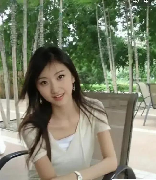 早期的景甜清纯可人如邻家小妹，后来的她明艳不可方物，好像也没有了辨识度。