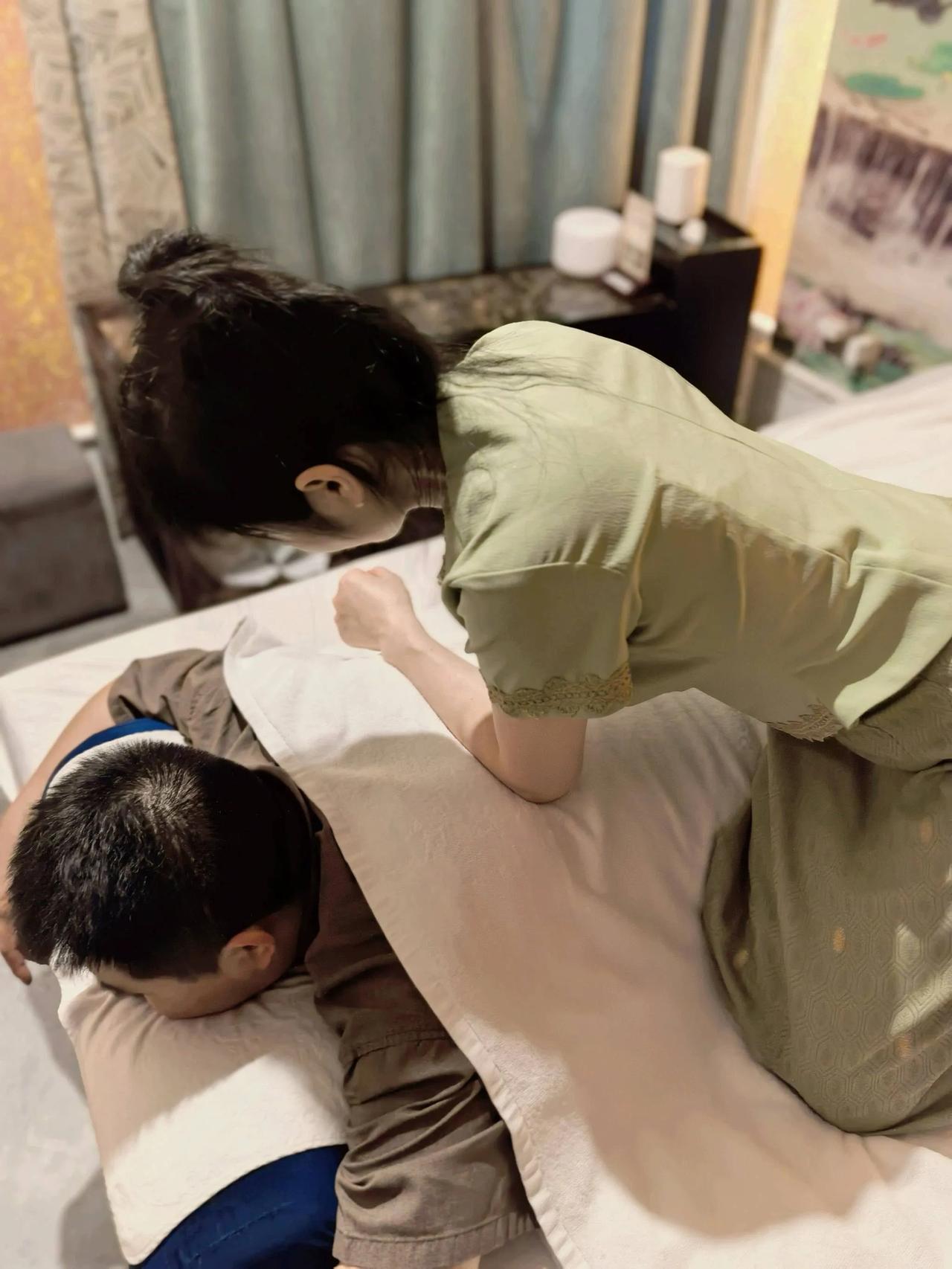 湖北，一男子去足浴按摩时，看着女技师雪白的大腿，按耐不住的摸了一把，女技师当即又