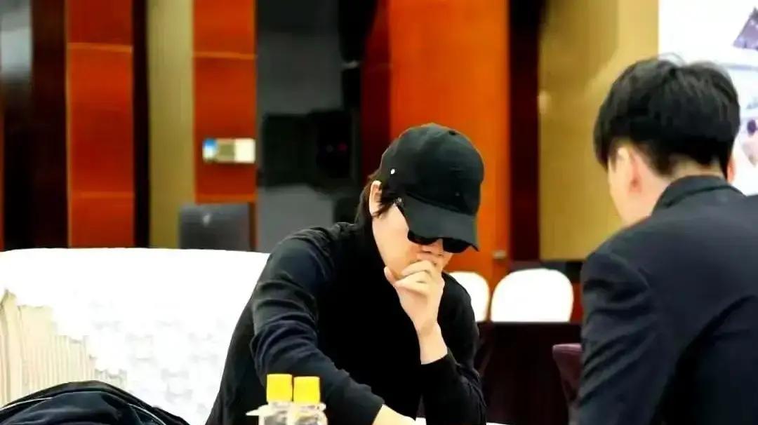 四千人看他下网棋，女子世界冠军决赛观众只有他一半。这不是因为他是世界冠军——而