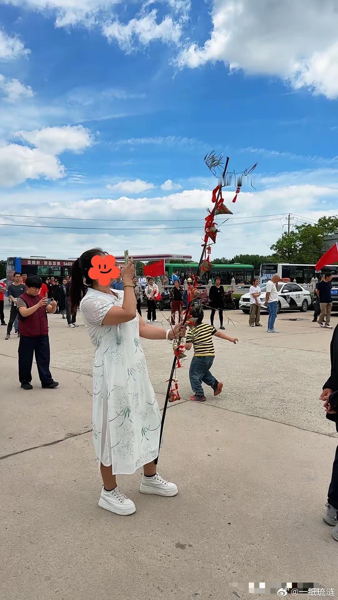 敢不敢打赌？这家孩子遇上这样的妈妈，最多就是个中等生，估计本科线都过不了。套用一