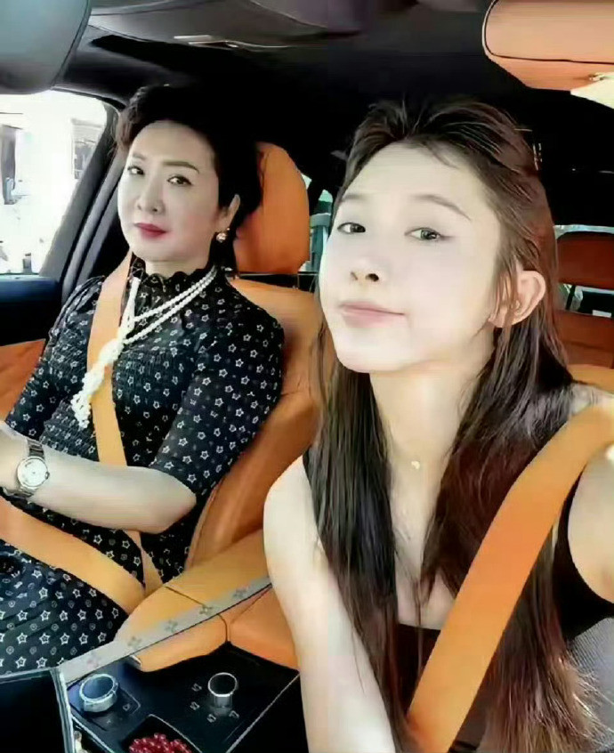 吴艳妮才是最早一批的王诗龄吧，妈妈有钱养出来的小孩就是漂亮有气质。她妈妈长相大气