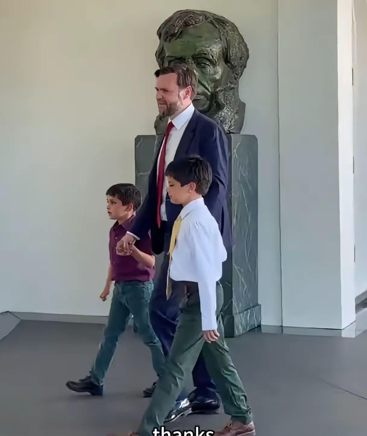 万斯那两个儿子，这几天在白宫撒了欢了。老爸成了白宫的“代班老大”，两个小家伙