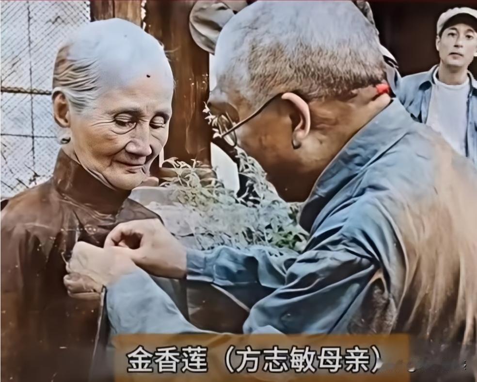 方志敏母亲的这张照片，尽管年事已高，岁数也非常大了，但是看起来干净利索，骨相清奇