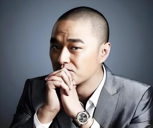 冯唐说：“所有爱买衣服、喜欢买衣服的女人，她都不会丑的。所有喜欢买新