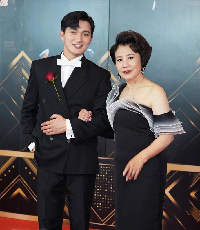 最近汪明荃在出席颁奖典礼的时候搭配的特别漂亮，她如今看上去依然很年轻，气质也不错