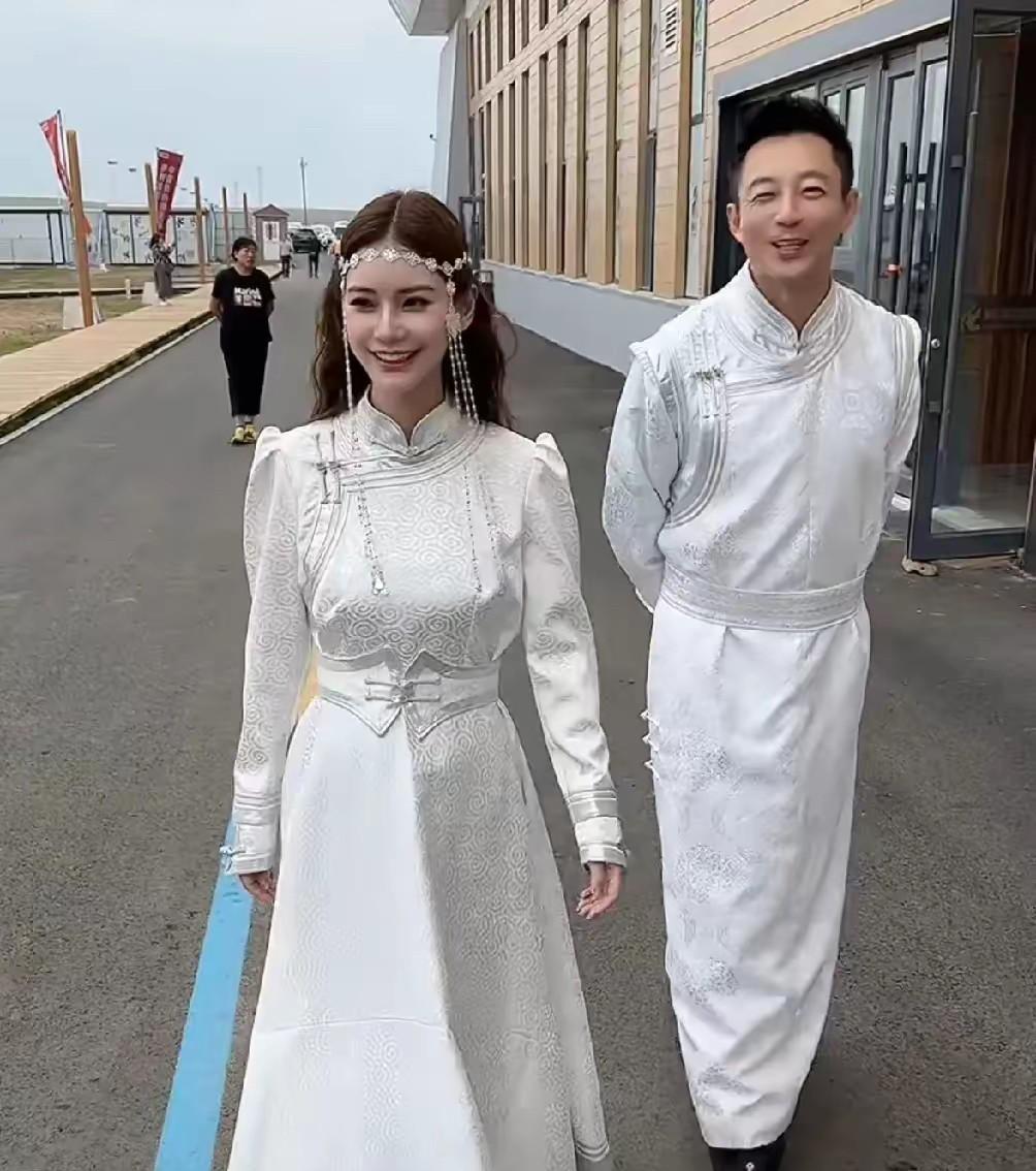 谁懂啊！这家人出门玩是真的一点不扫兴！到了内蒙古立马全员换上蒙古袍，后妈自己美美
