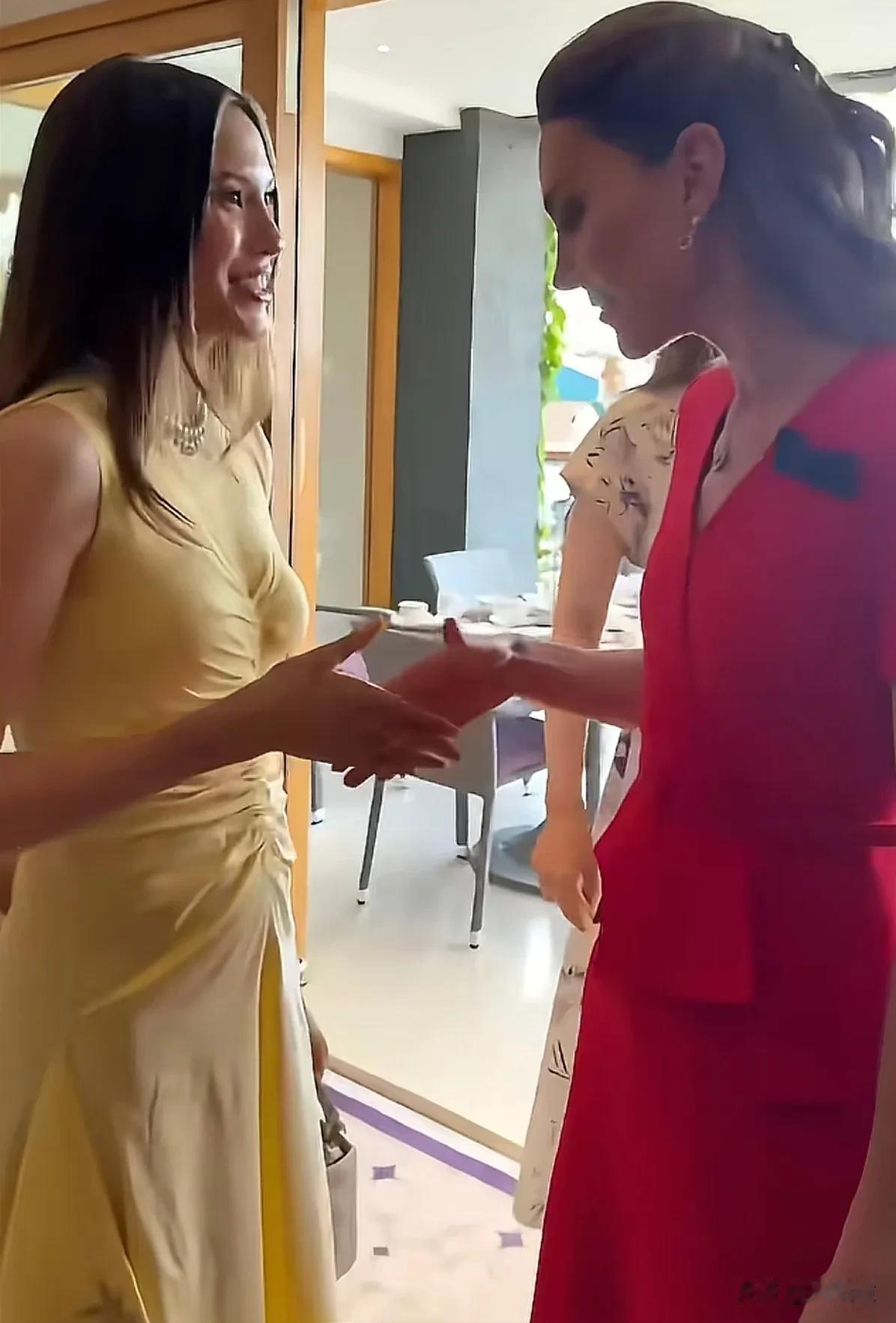 优秀的人在哪里都会受到欢迎！温网现场，谷爱凌与凯特王妃交流。意外的是，谷爱凌