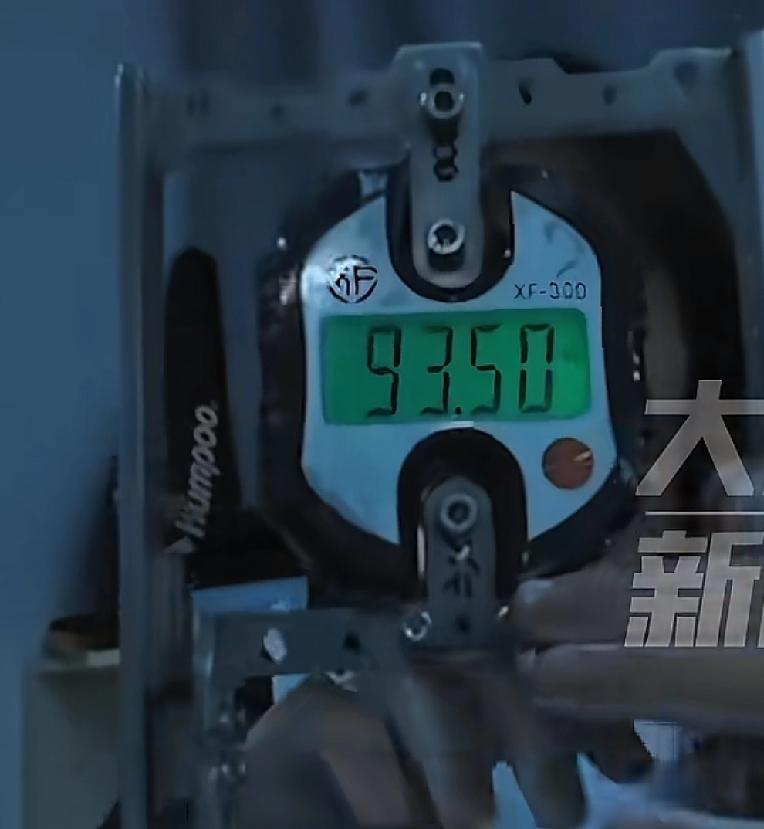 这位女高中生一定是李元霸转世最近，一位女高中生火爆了全网，她单手握力，竟然高达