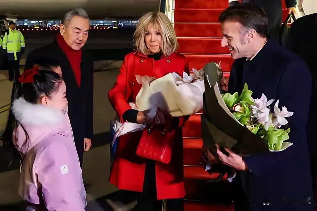 马克龙携夫人来访，瞬间对他好感度拉满，不是因为他下飞机时满脸笑意，也不是因为他
