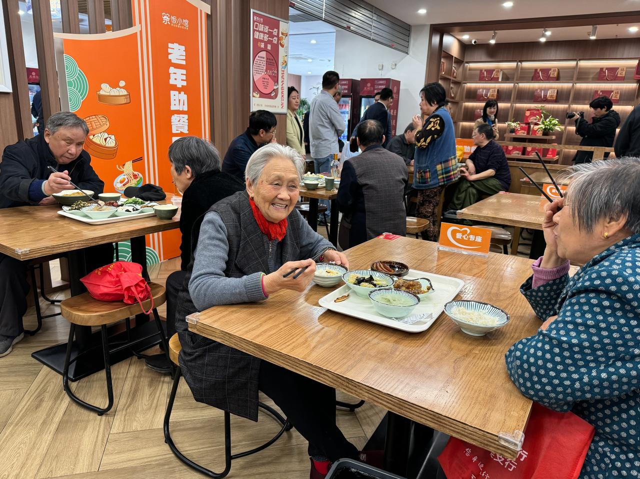 别再算计老人的养老金了，没了他们，你的饭碗可能都保不住！咱们老百姓过日子，讲