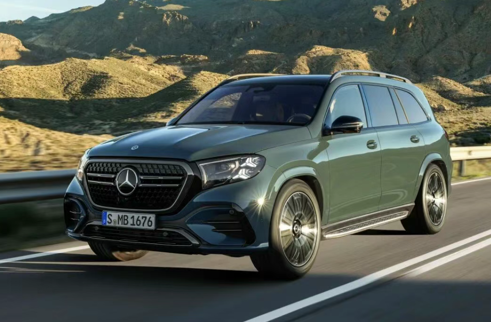 真的想不通，奔驰为什么这么痴迷于自家的三叉星徽，连奔驰GLS现在的尾灯和大灯都要