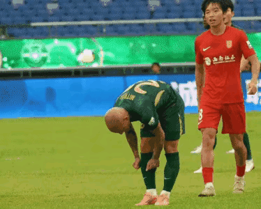 米特里策，停赛3+1场，原因是两次拉扯李镇全头发，离场时踢翻冰水桶！李镇全，停