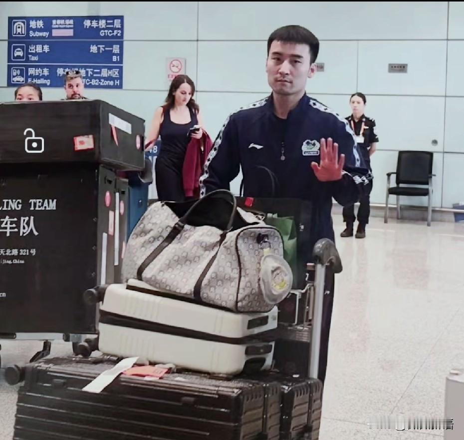 牛冠凯已经回河南啦。每次世乒赛结束后，牛冠凯就要完成重要的事情了，去年多哈世乒