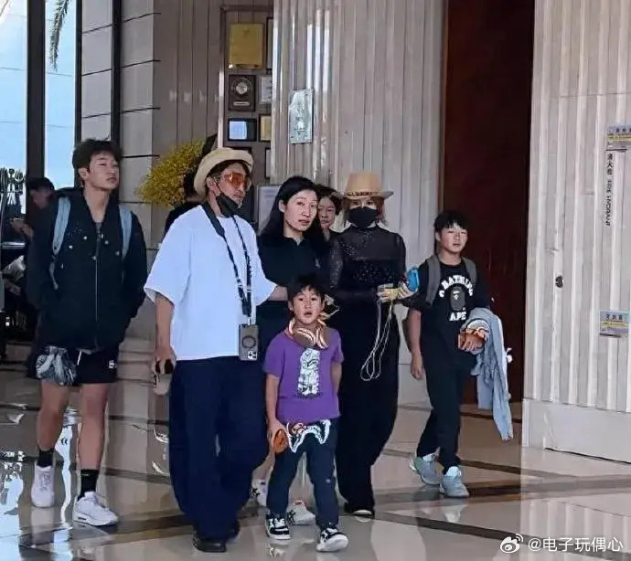 邹市明一家三亚度假，瘦死的骆驼比马大，冉莹颖身材臃肿衣品差劲