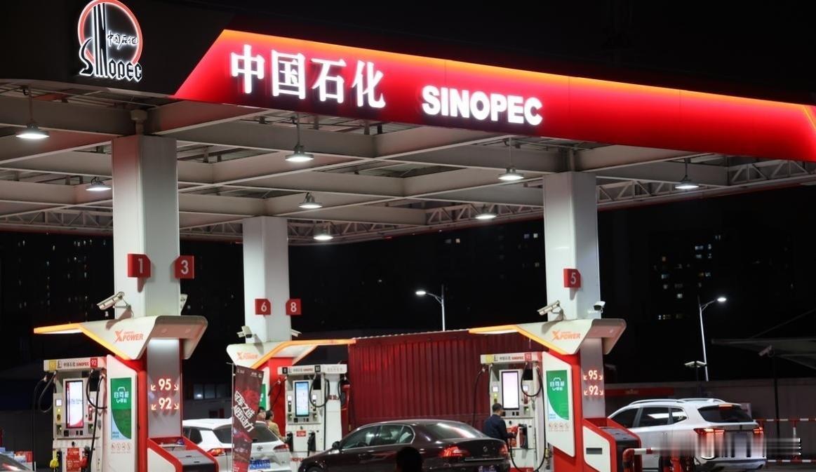 世界石油大国卖给我国的油价情况如下：1.伊朗：每吨4700元。2.巴西：