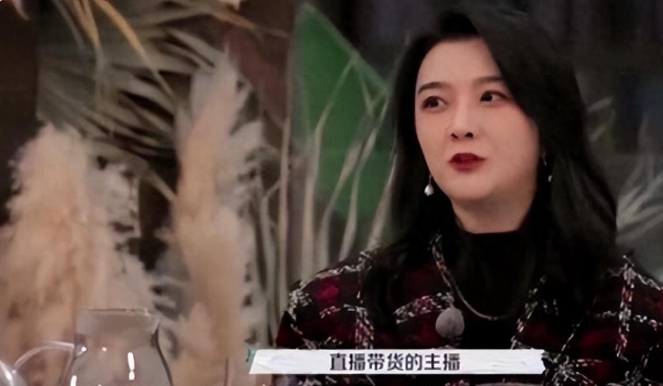 吴雅婷直播，有网友说让她跟前夫复婚，毕竟有两个小孩了。她表示：我比谁都知道他帅