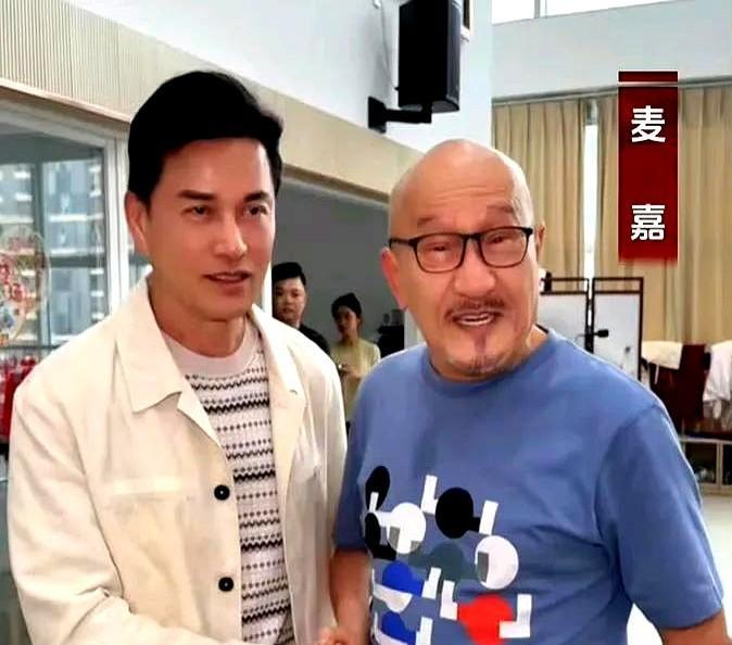81岁的麦嘉与69岁的吕良伟。好家伙，这状态真是绝了！尤其是吕良伟，站那儿跟