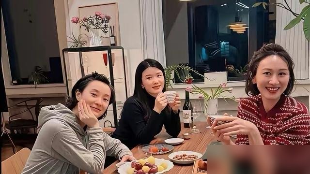 吴越把俩闺蜜叫家里，仨人顶着素颜，穿着大裤衩拖鞋就出镜了。没打光，没滤镜，脸上的褶子清清楚楚。桌上就