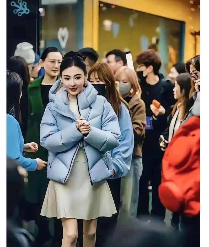 原来谢霆锋是这么评价她的。张柏芝被谢霆锋称为一生最不怕困难的女人，因为她一个