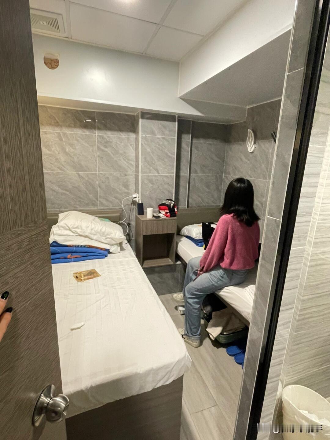 姐妹趁着五一假期去香港玩，据说这是她花了800元找的酒店双人间[捂脸哭][捂脸哭][