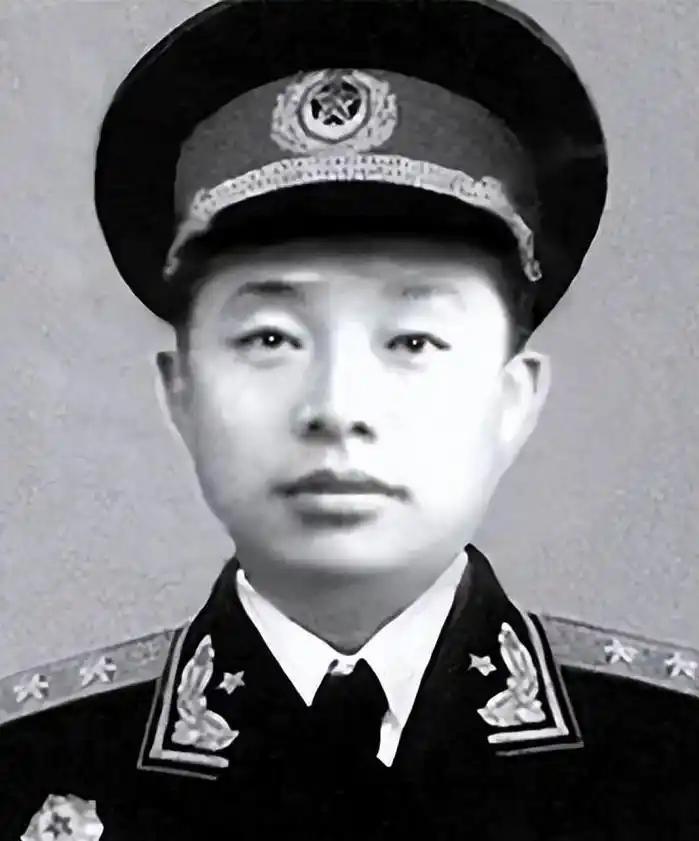 1955年，授衔台上，一张年轻稚嫩的面庞，却肩扛中将军衔，着实令人惊叹，不禁让人