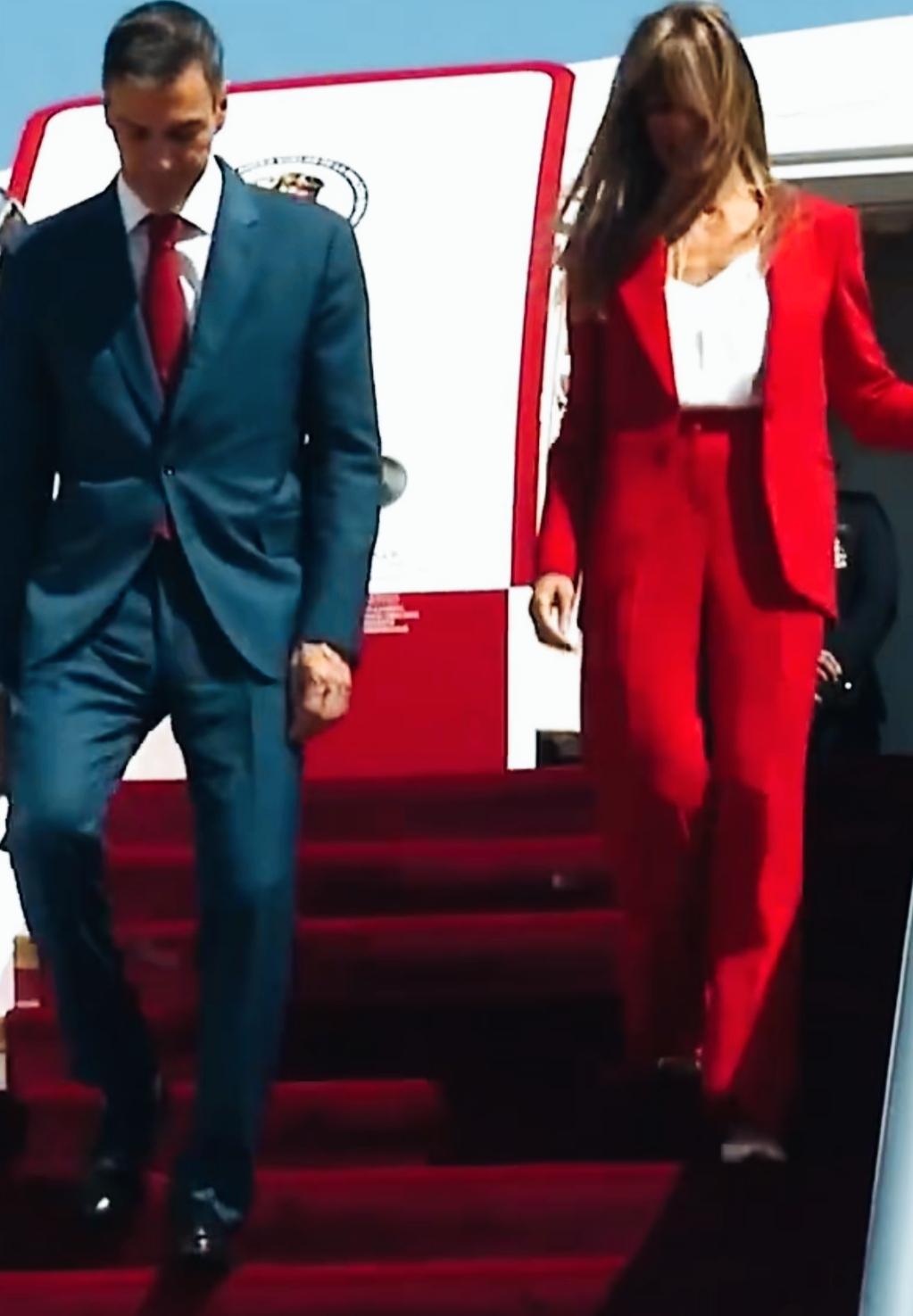 西班牙首相桑切斯夫人一身大红色，一看就对这次的访问非常重视啊！桑切斯夫人一身简