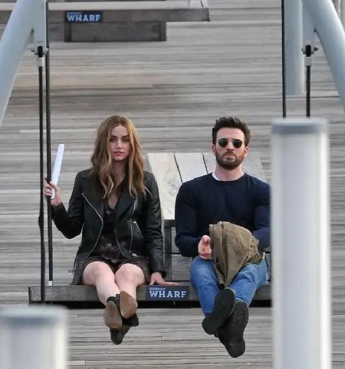 美队把盾牌一扔，转身去点火了。漫威这次真敢玩，把克里斯·埃文斯又拉回来，让他