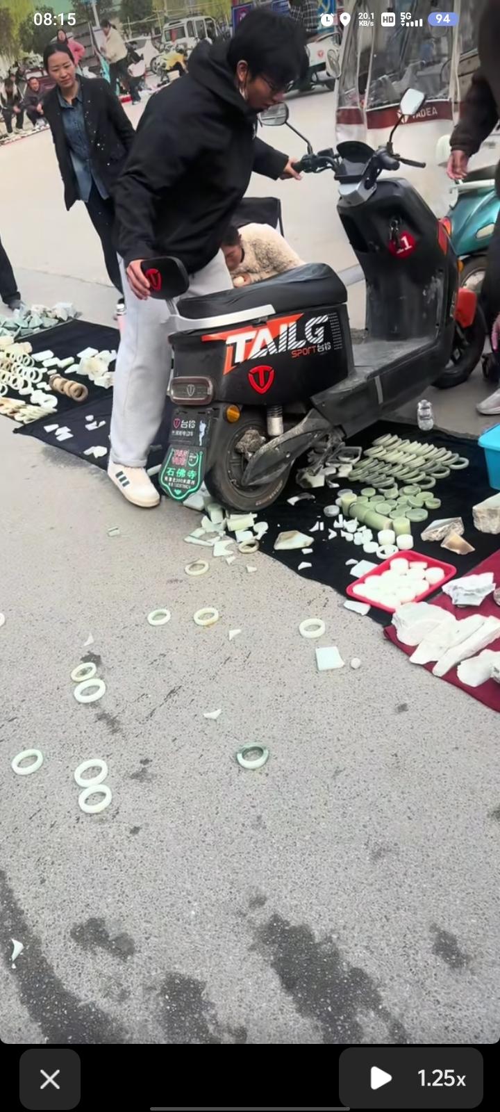 把电动车卖了都赔不起，南阳这位小伙子闯大祸了。在当地某玉料市场，一名小伙子电动