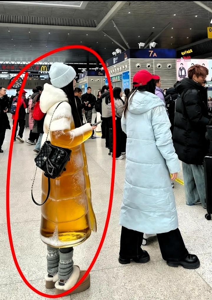 我靠我靠！今年冬天的“显眼包”羽绒服非白色款莫属吧！人群里一眼就能锁定，蓬松