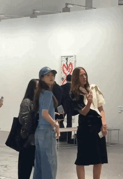 32岁章泽天看展被偶遇，身材纤薄体态佳，回眸眼神清澈如少女，气质状态超棒​​​