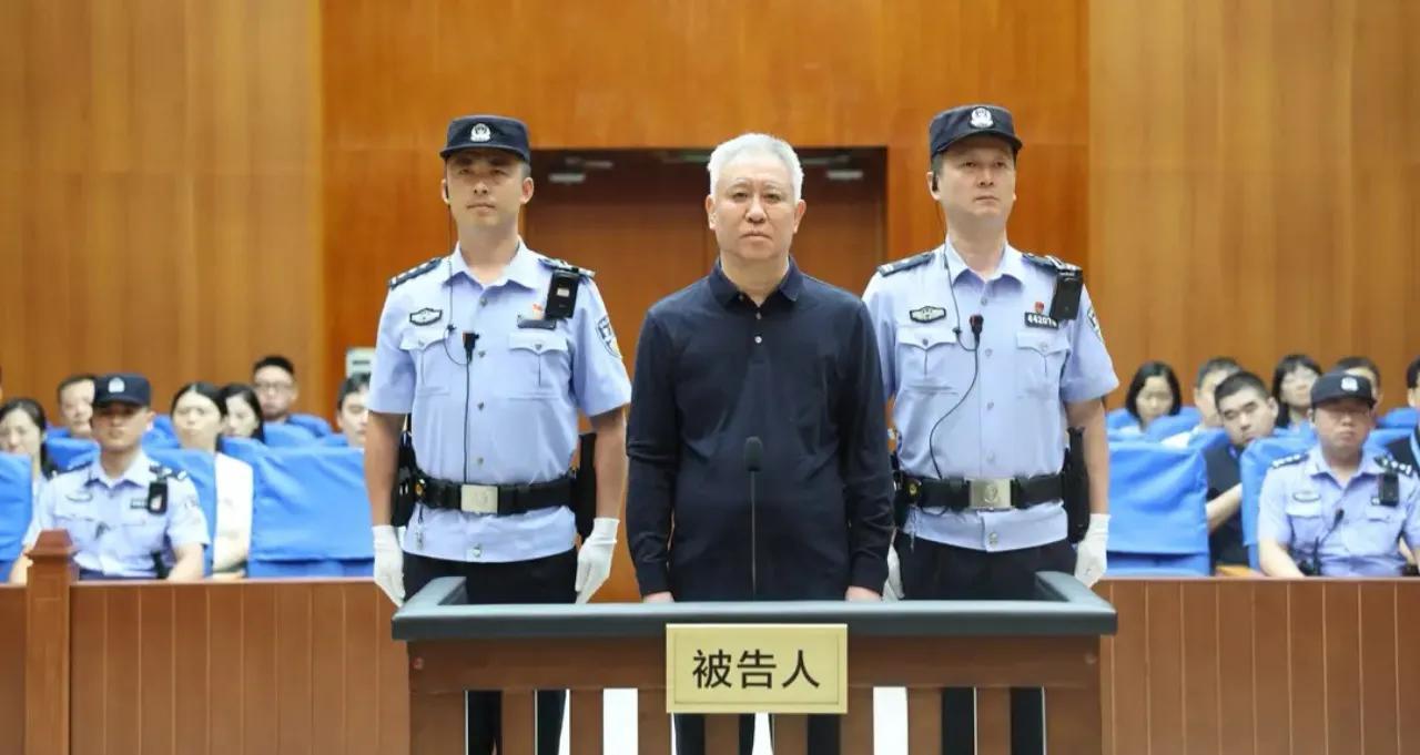 许家印，害惨的国家；害惨了无辜老百姓；害惨了金融市场；害惨了房地产业；许家印的恶