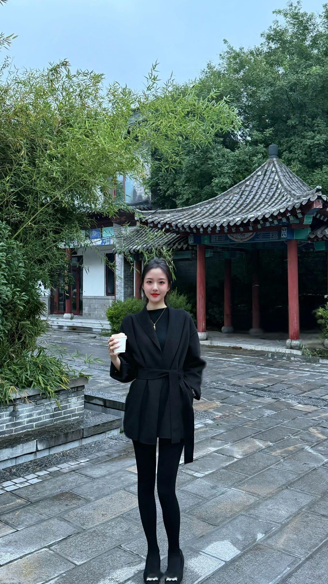 泪是最小的河，爱是最坚固的桥。
