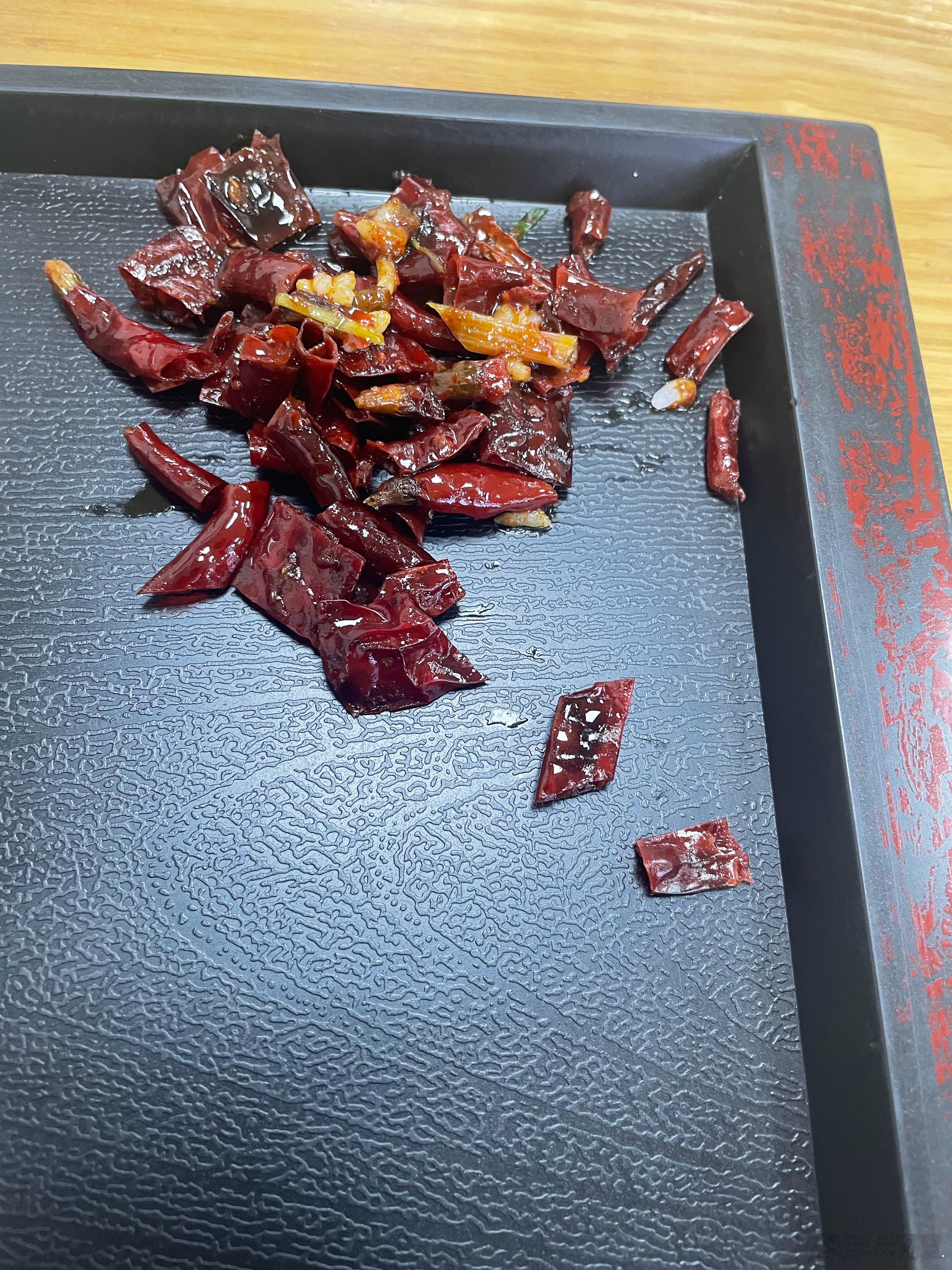 下班回来点了个肥肠盖饭吃，我给老板说多放点辣椒。最开始老板还听错了，以为少放点，