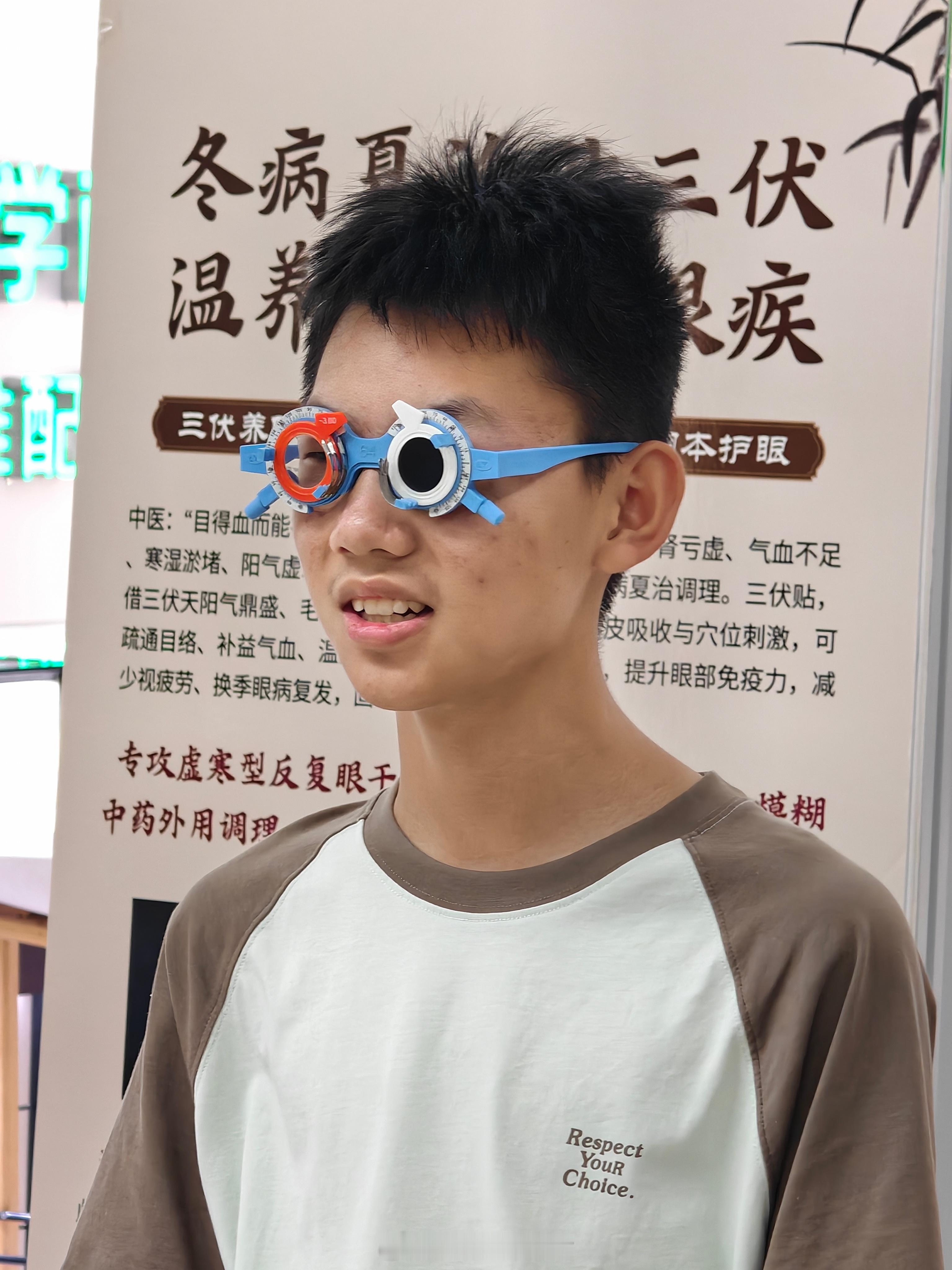 今天带孩子来查视力，一年涨了100度愁！