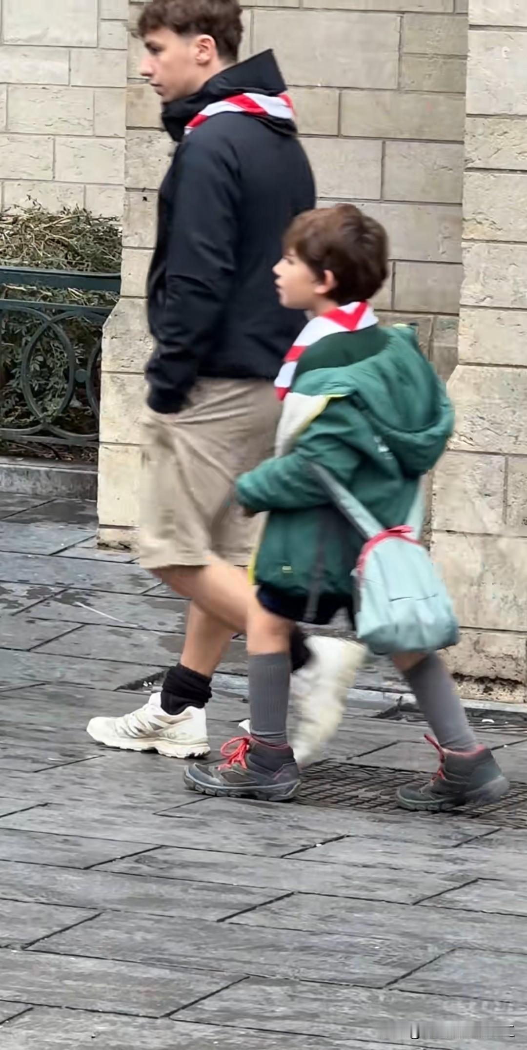 老外的冬天抗冻是从小培养的！