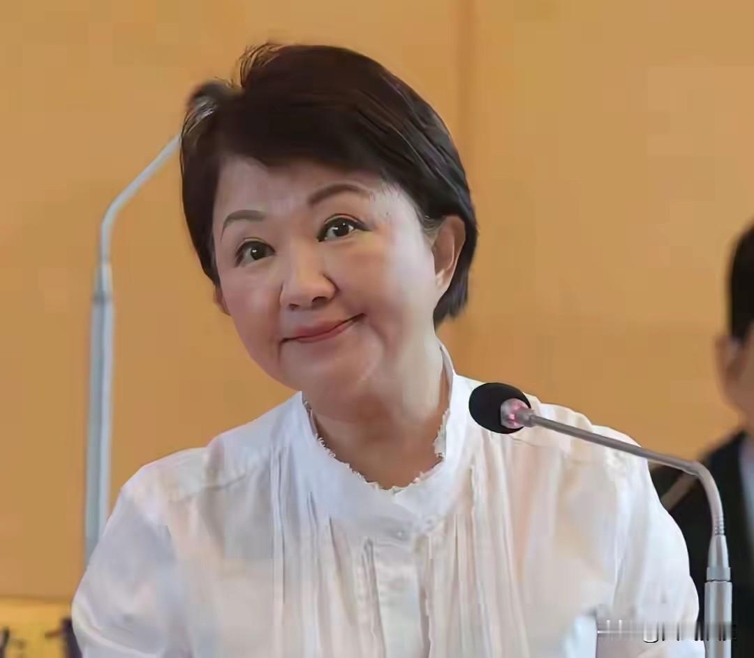 以亲美派卢秀燕为代表的蓝营实力派，千方百计想要架空郑丽文，并且拉郑下台。郑丽