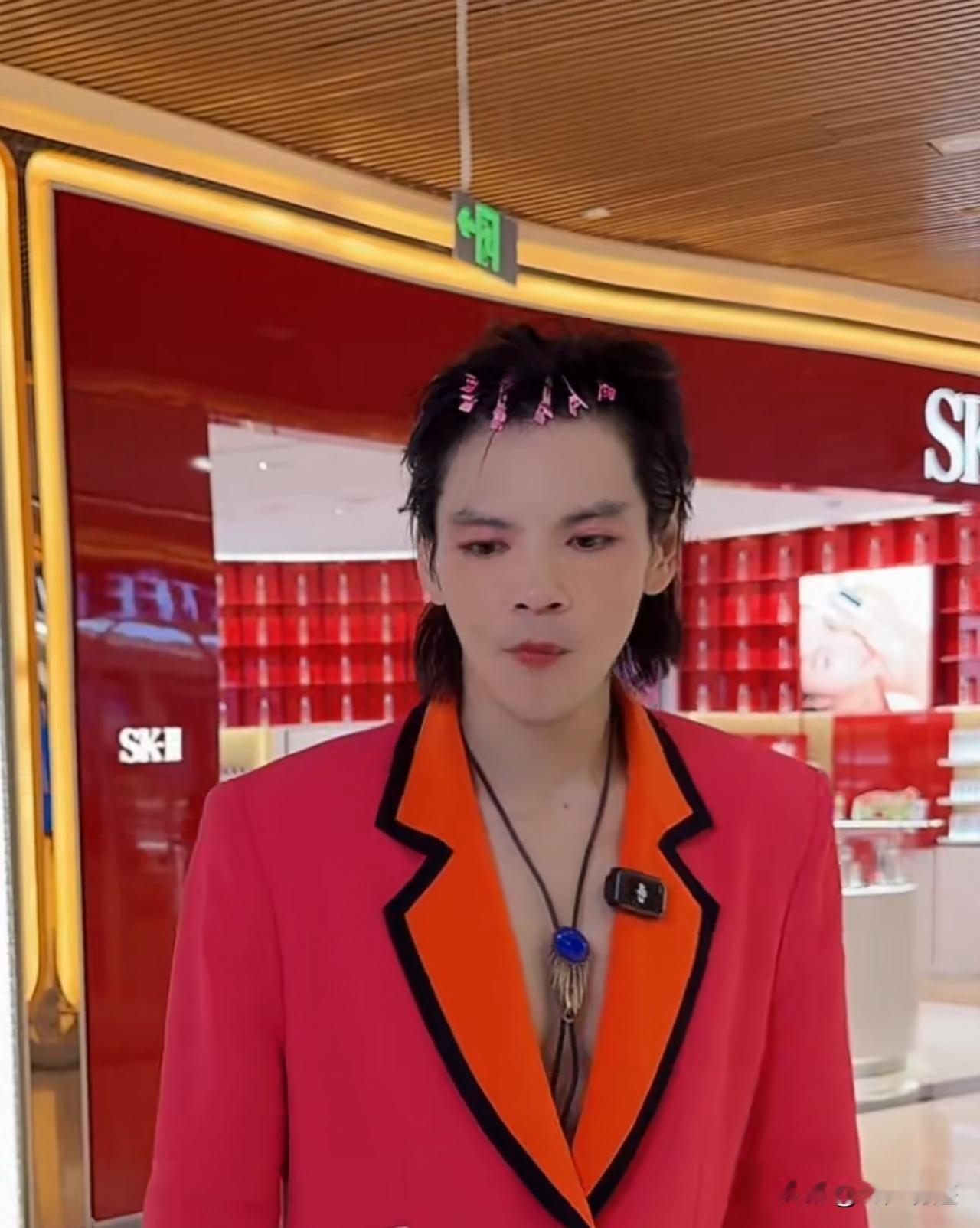 向佐直播带货，美颜开到不敢认！