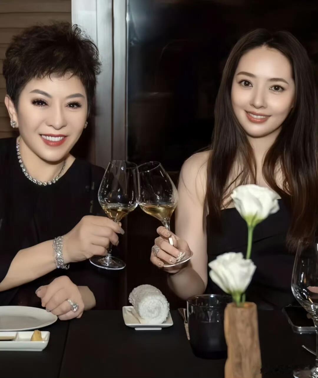 谁能不爱向太这股“老娘活得贼通透”的劲儿，而且我感觉向太旺夫，嫁谁谁富贵