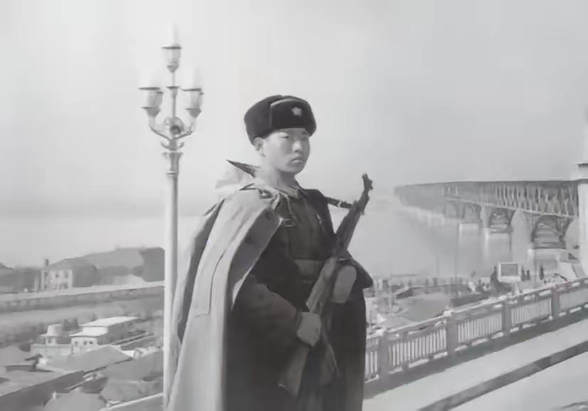 1971年冬天，许世友在南京长江大桥视察时，看到守桥士兵冒大雪露天站岗，当即提出
