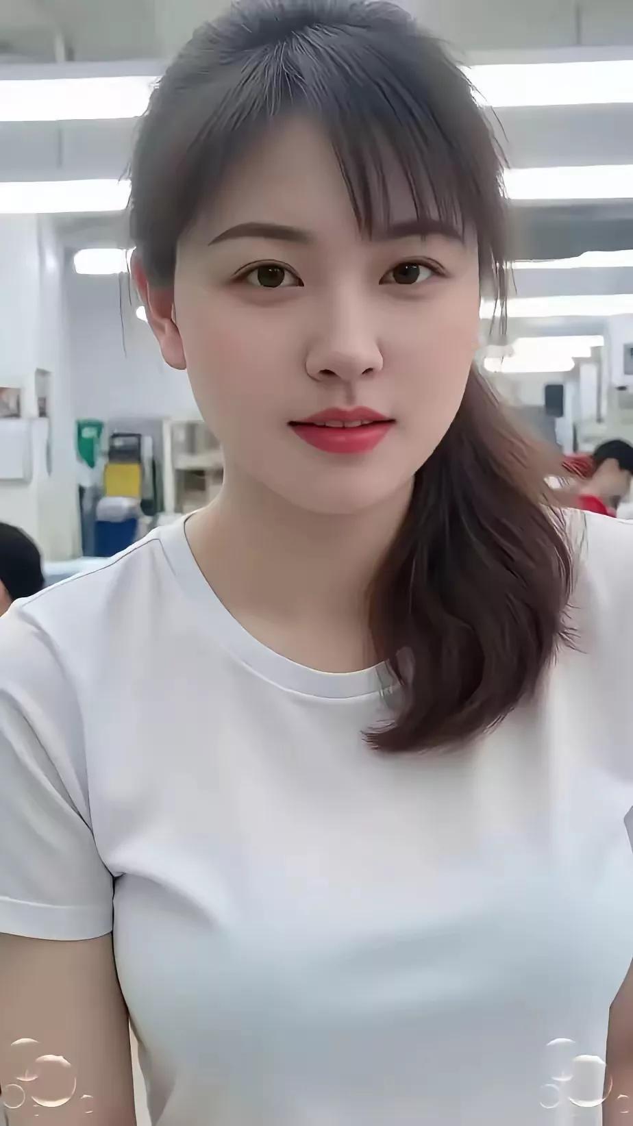 这姑娘看起来好温柔啊！