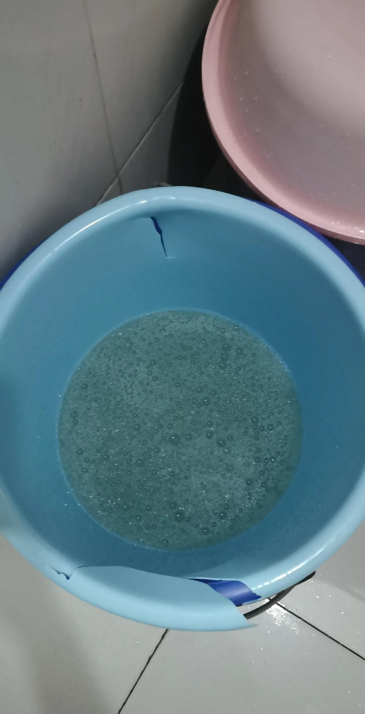 我们家又发生战争了，昨天晚上吃完饭拖完地，我洗洗手间的时候。洗手间里面的桶盆全部