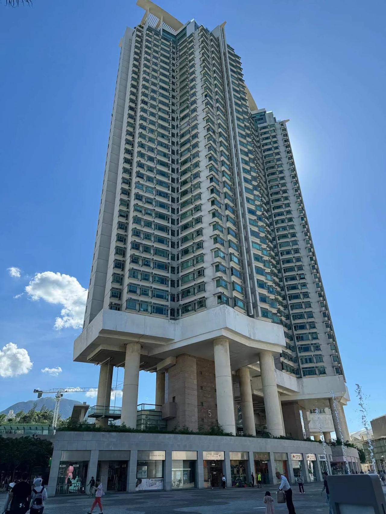 香港用竹竿做脚手架搭建的摩天大楼，下面只有几根棍子撑着，咋看着这么害怕呢，这谁敢