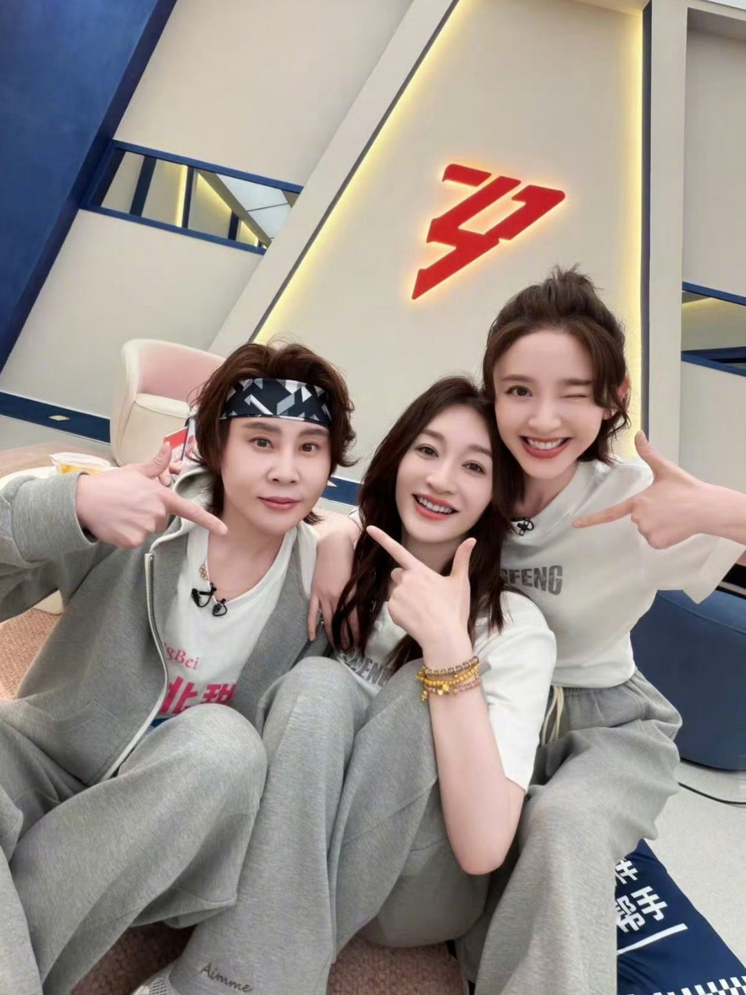 李小冉拉王濛起来被甩开孙怡爆哭孙怡队败给阚清子队后，孙怡队成员赵子琪被宣布淘汰