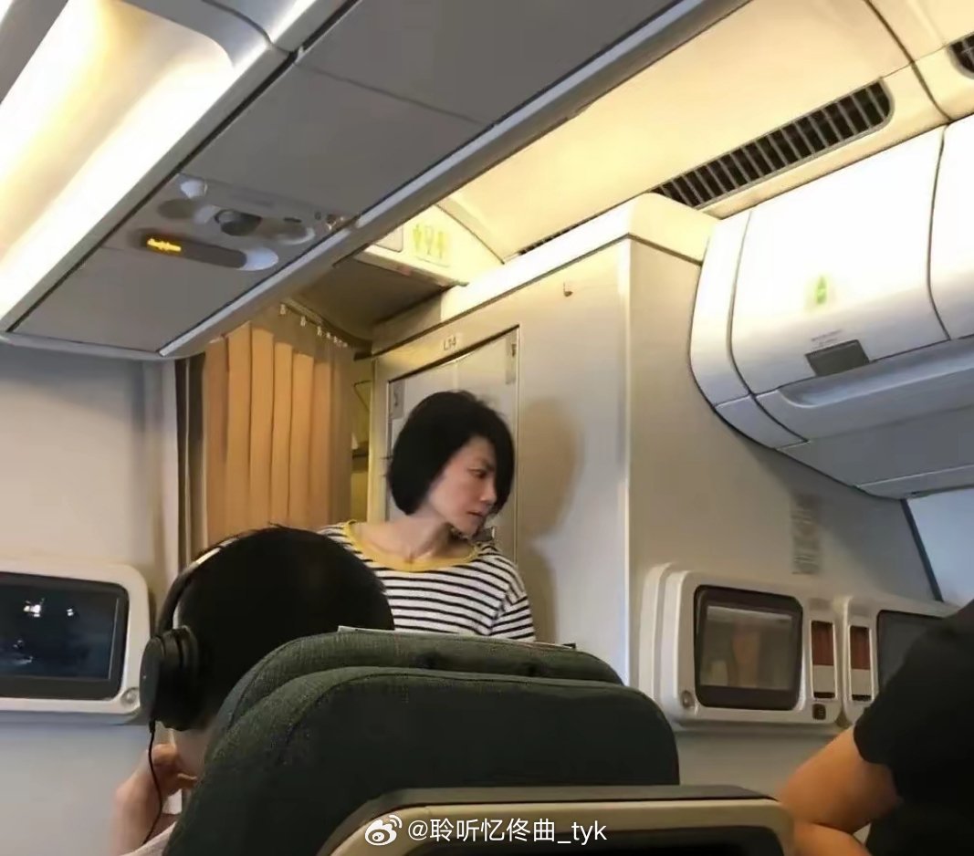飞机上卫生间偶遇王菲，真实素颜曝光，原来长这样？