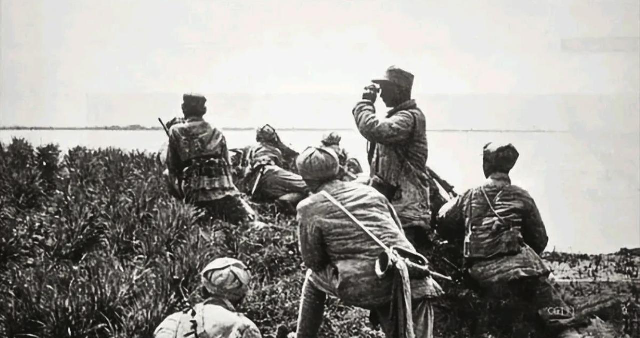 1942年，几名战士伪装老百姓，在芦苇荡伏敌，却被日军抓去当壮丁。连长急了：“打