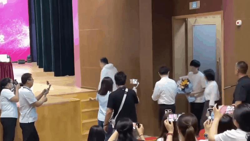 魏桥学校活动，王楚钦坐在c位！这次活动的欢迎仪式真的太给力了，大头带着捧花进场