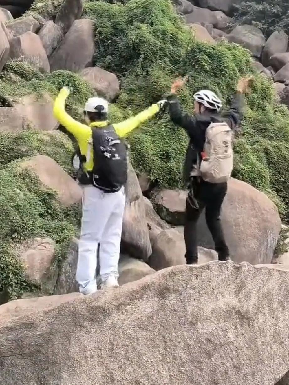 11月16日一网友目睹了一对游客在江西爬山游玩时，其中女子在石头上跳跃，并大喊：