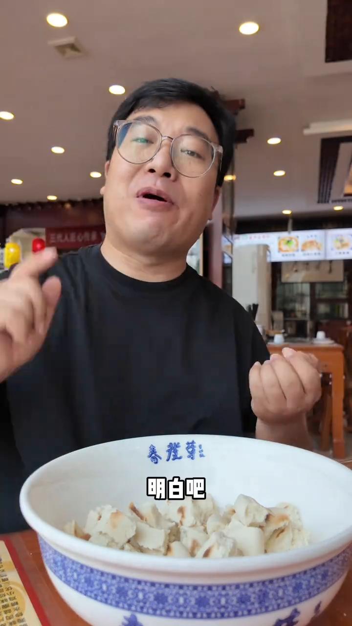 西安葫芦头泡馍配泸州老窖。兄弟们，我身后正在制作的就是西安最地道的美食，出了西